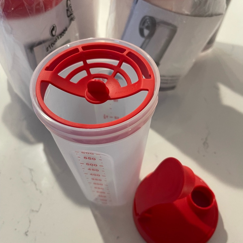 New Tupperware Quick Shake - Picture 3 of 10